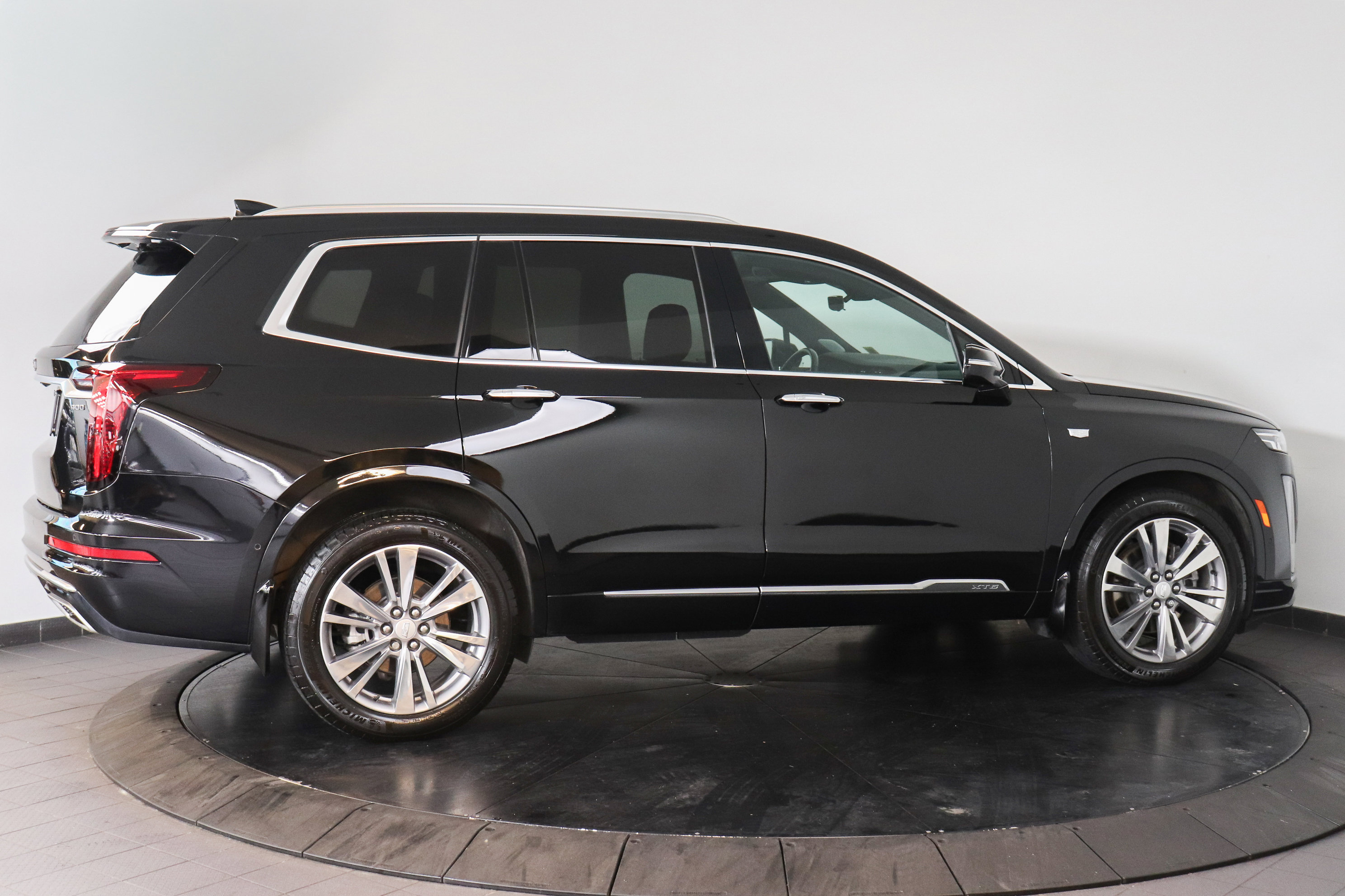 Used 2024 Cadillac XT6 Premium Luxury w/ Technology Package AWD/4WD image 7