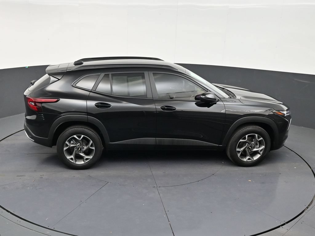 Used 2025 Chevrolet Trax LT w/ Driver Confidence Package FWD image 17