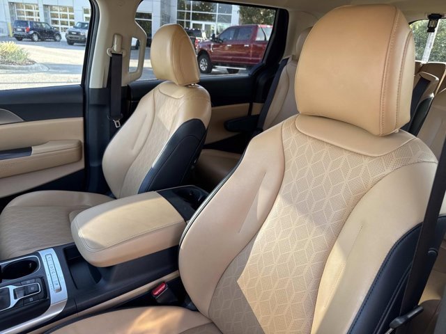 Used 2024 Kia Carnival LX image 11