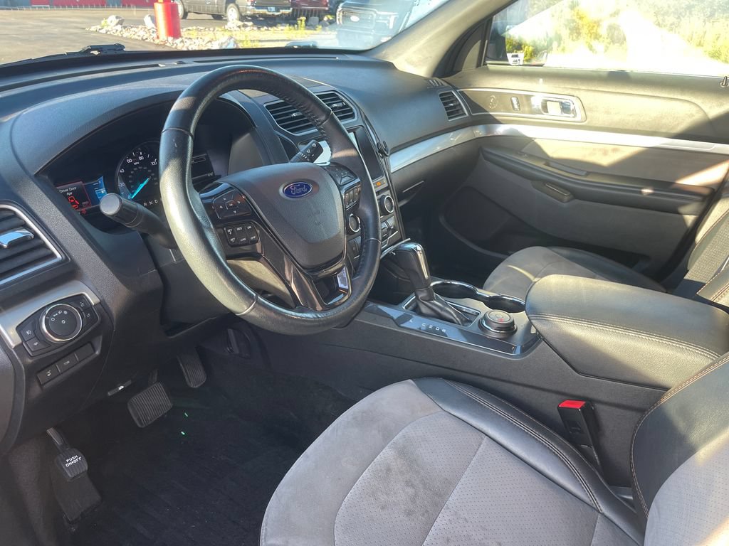Used 2017 Ford Explorer XLT w/ Equipment Group 202A AWD/4WD image 16