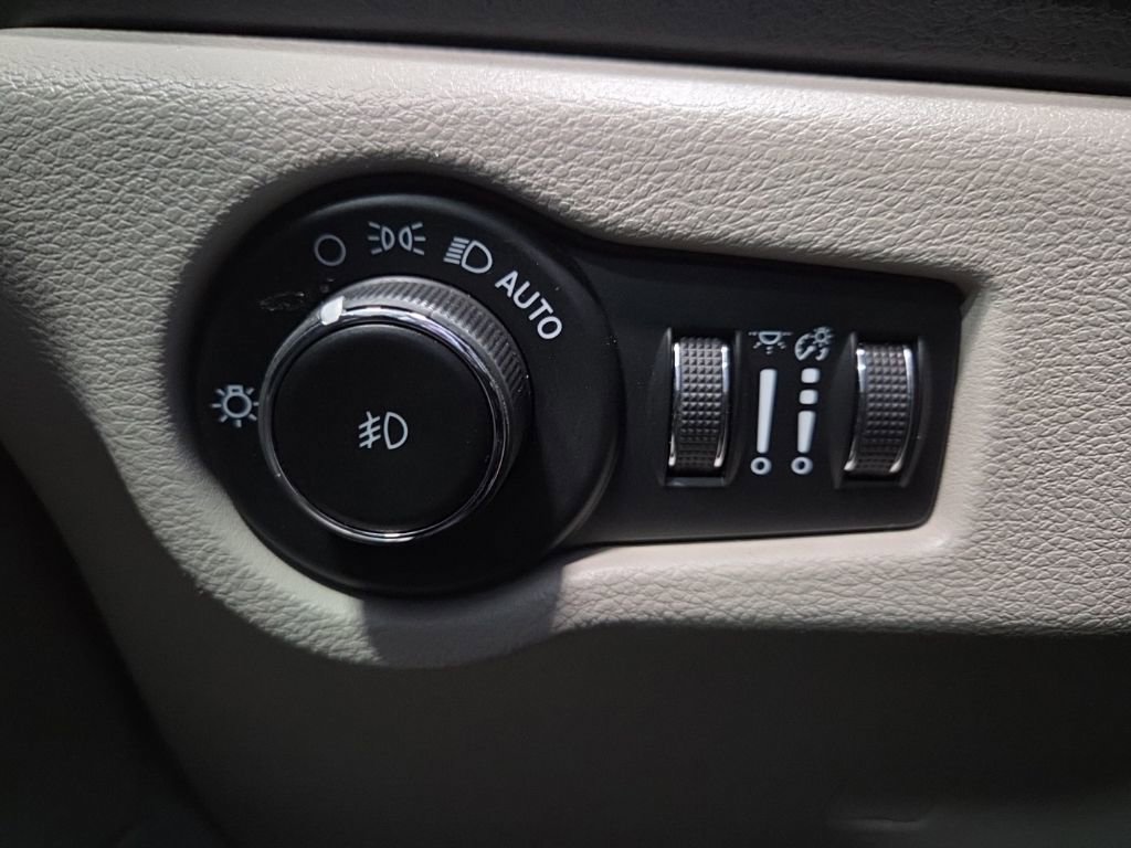 Used 2023 Chrysler Pacifica Touring-L image 26