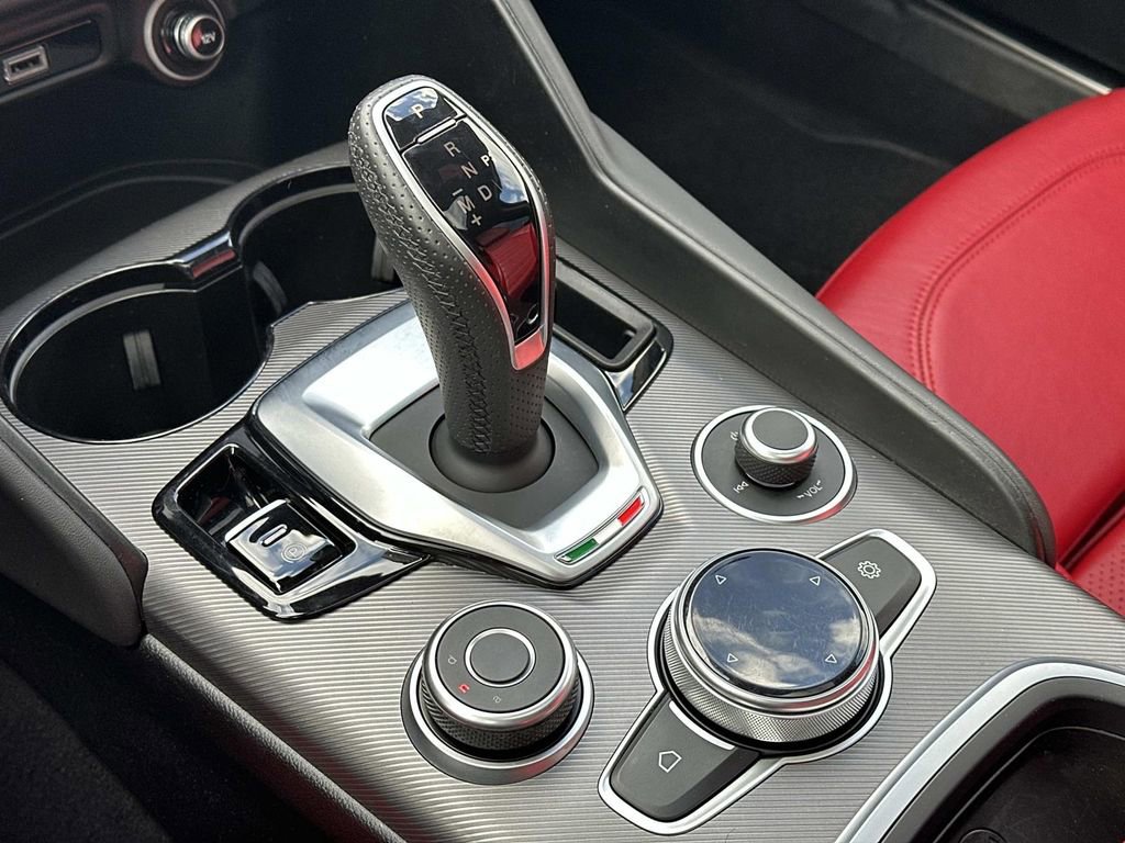 Used 2022 Alfa Romeo Giulia Veloce image 33