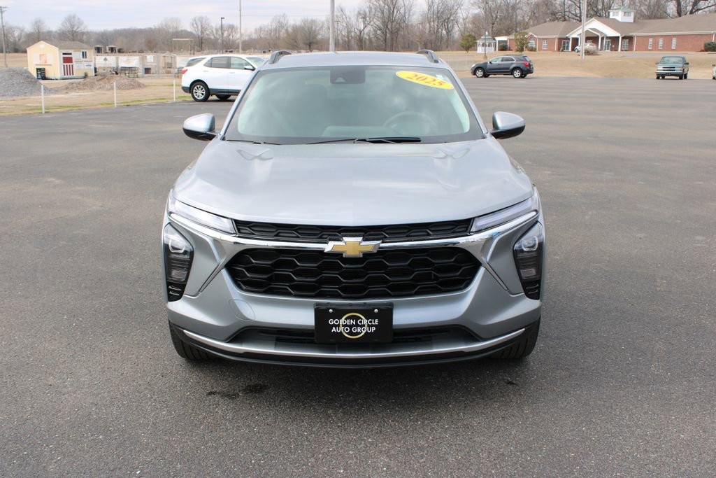 Used 2025 Chevrolet Trax LT image 3