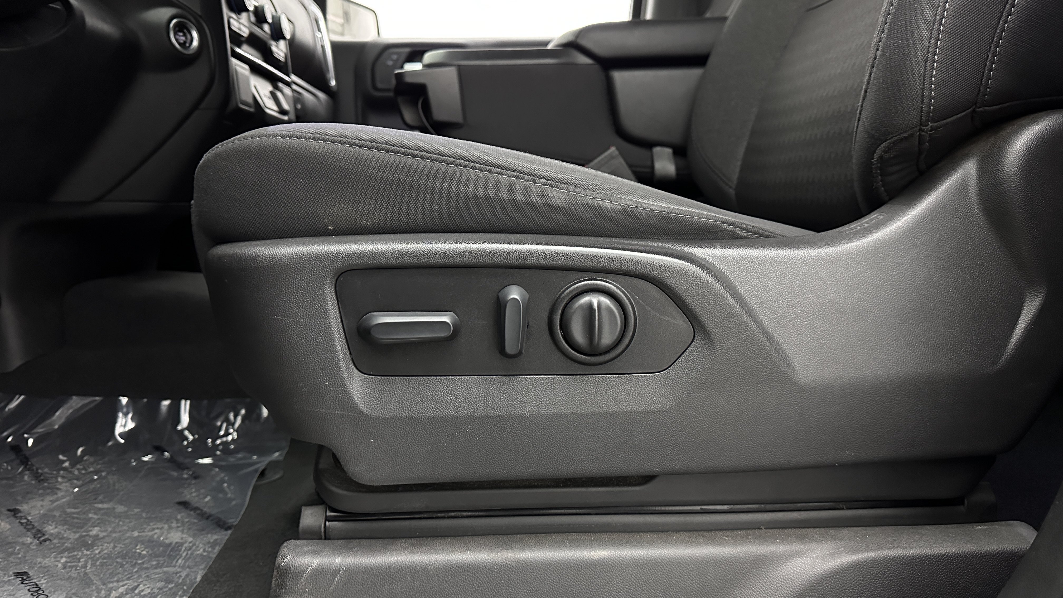 Used 2022 Chevrolet Silverado 1500 LT AWD/4WD image 12