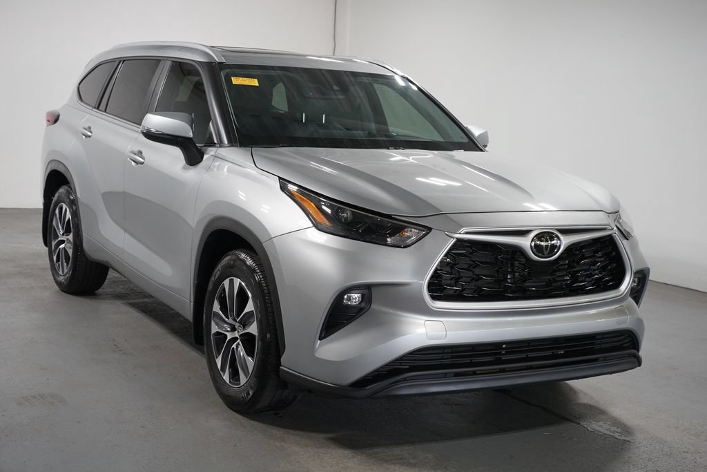Certified 2024 Toyota Highlander XLE FWD image 3