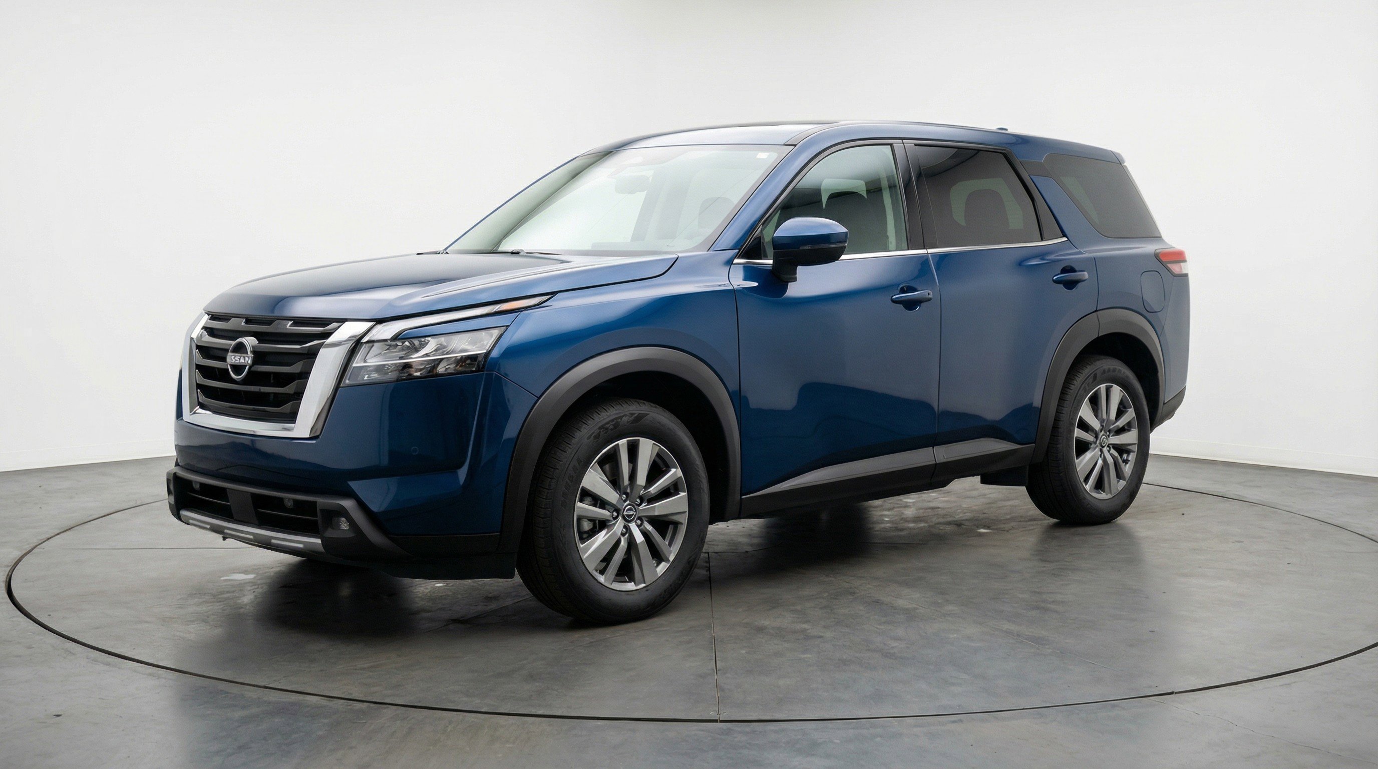 Used 2025 Nissan Pathfinder SV image 3