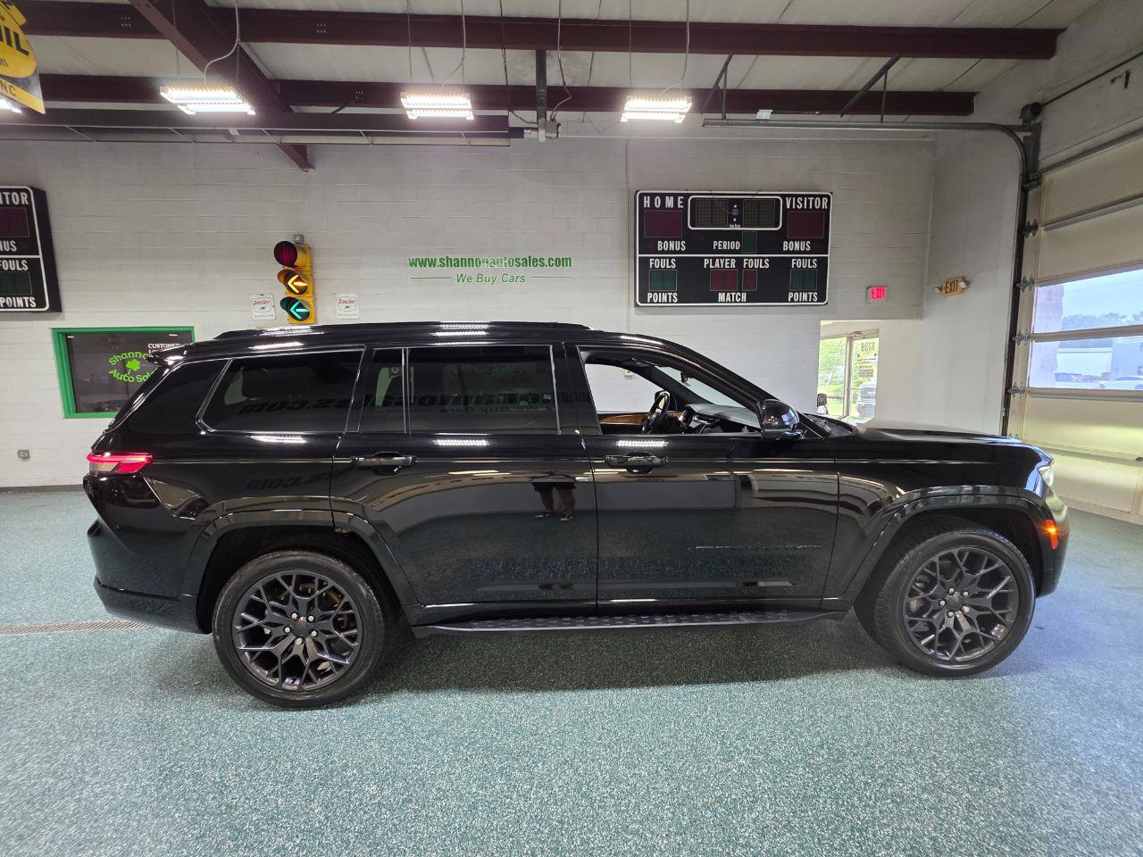 Used 2023 Jeep Grand Cherokee L Summit AWD/4WD image 5