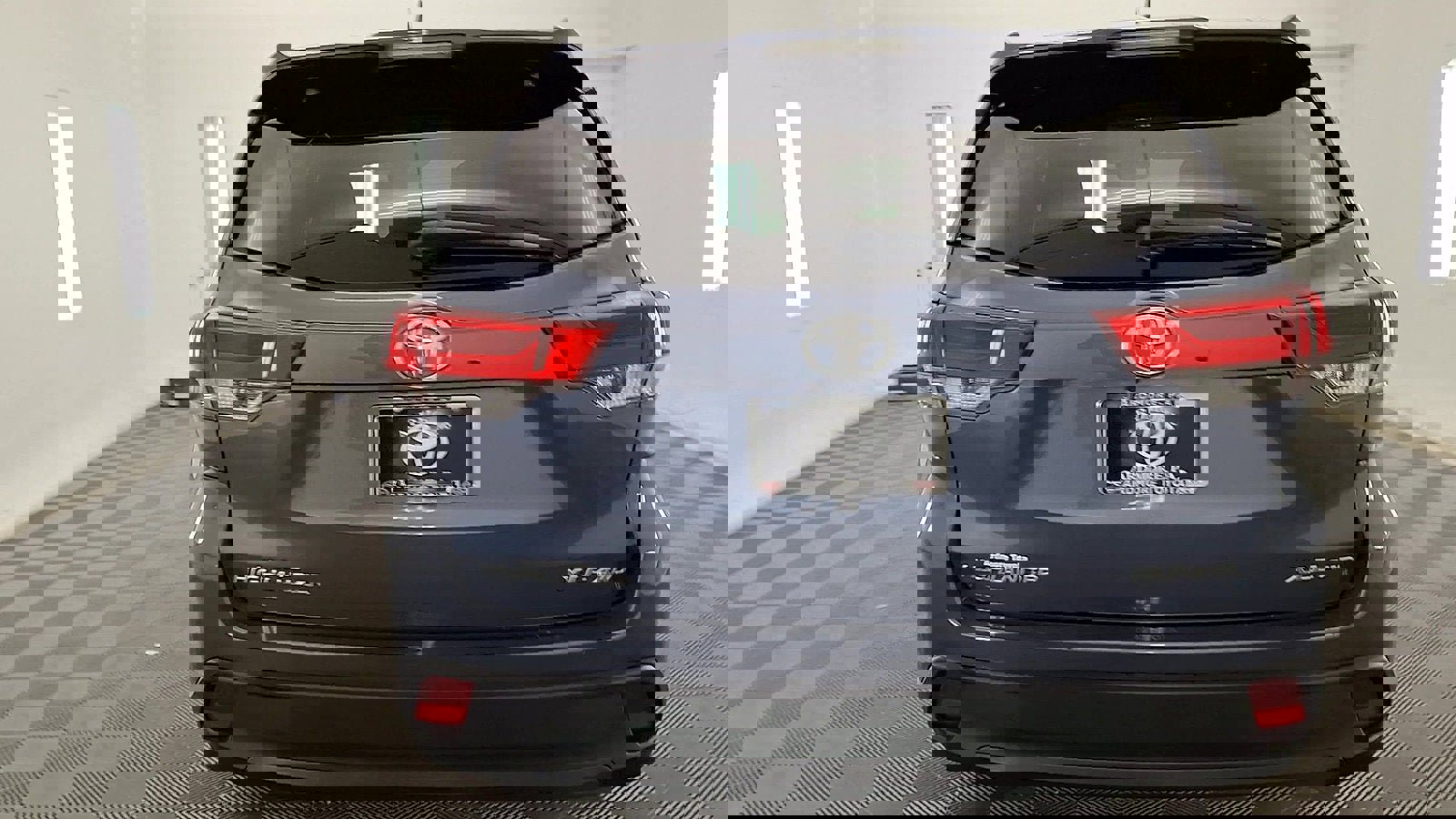 Used 2018 Toyota Highlander XLE image 3