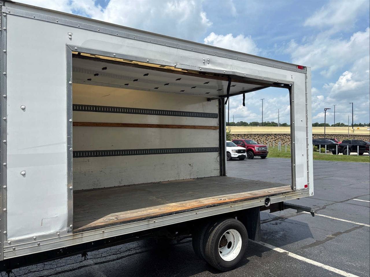Used 2016 Ford E-450 and Econoline 450 Super Duty w/ Exterior Upgrade Package RWD image 20