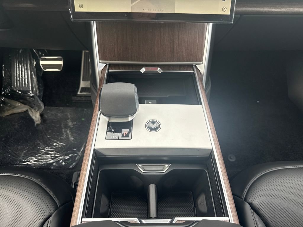 New 2026 Land Rover Range Rover Long Wheelbase SE image 24