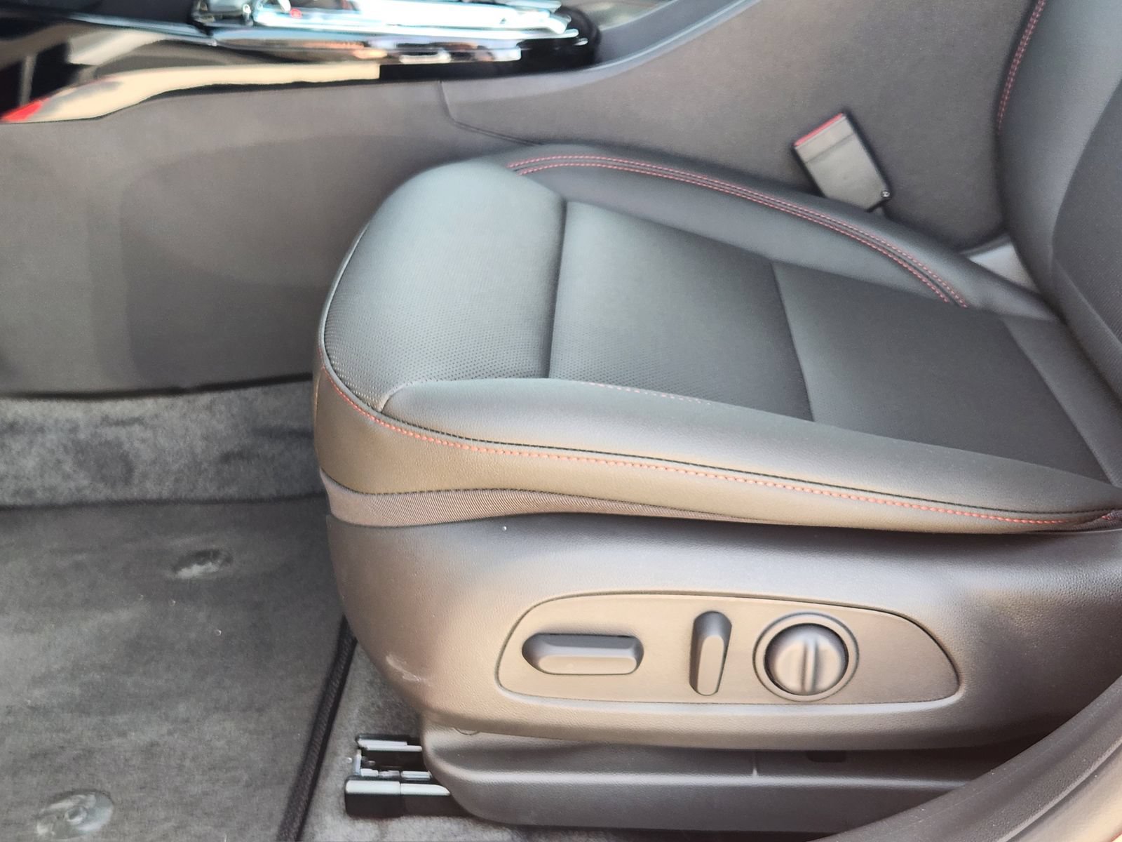 New 2026 Chevrolet Trax RS w/ Sunroof Package FWD image 21