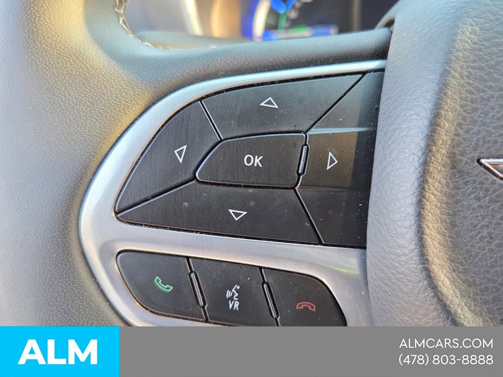 Used 2024 Chrysler Pacifica Select image 21