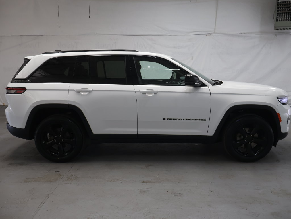 Used 2023 Jeep Grand Cherokee Altitude AWD/4WD image 8