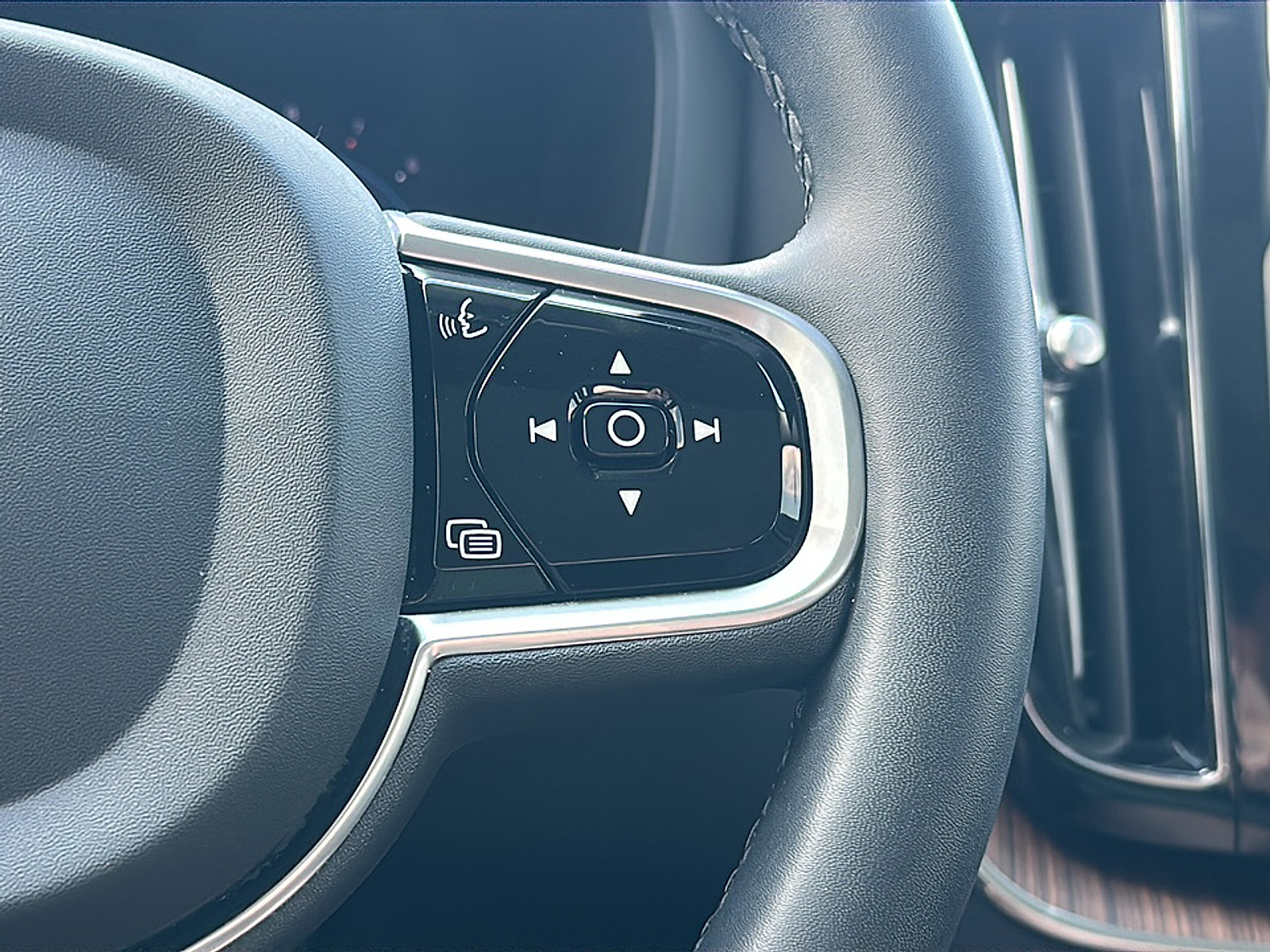 Used 2023 Volvo XC60 B5 Plus w/ Climate Package image 28