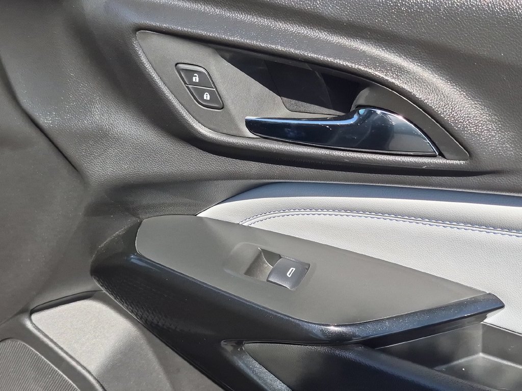 Used 2025 Chevrolet Trax LT w/ LT Convenience Package FWD image 30