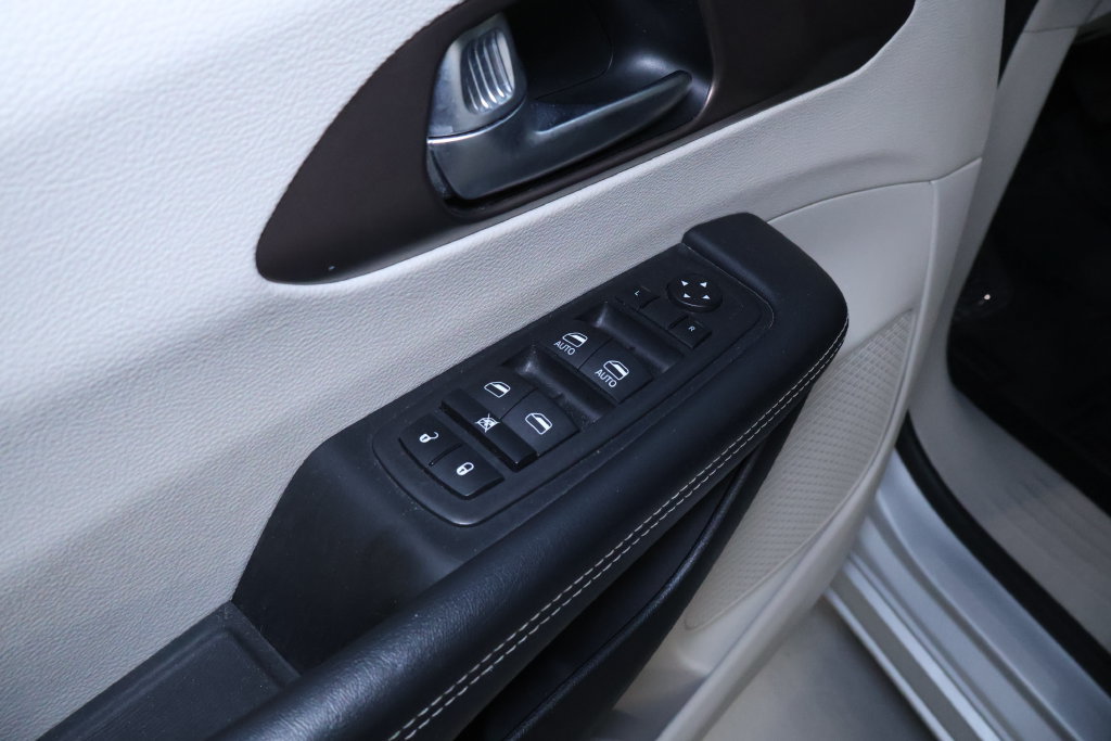 Used 2023 Chrysler Voyager LX FWD image 12