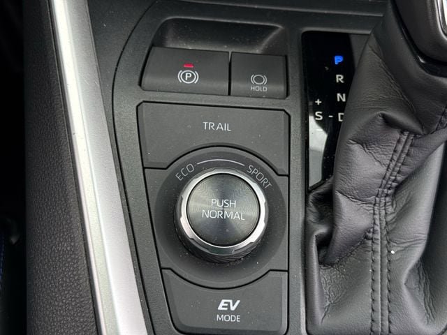 Used 2025 Toyota RAV4 XSE AWD/4WD image 22