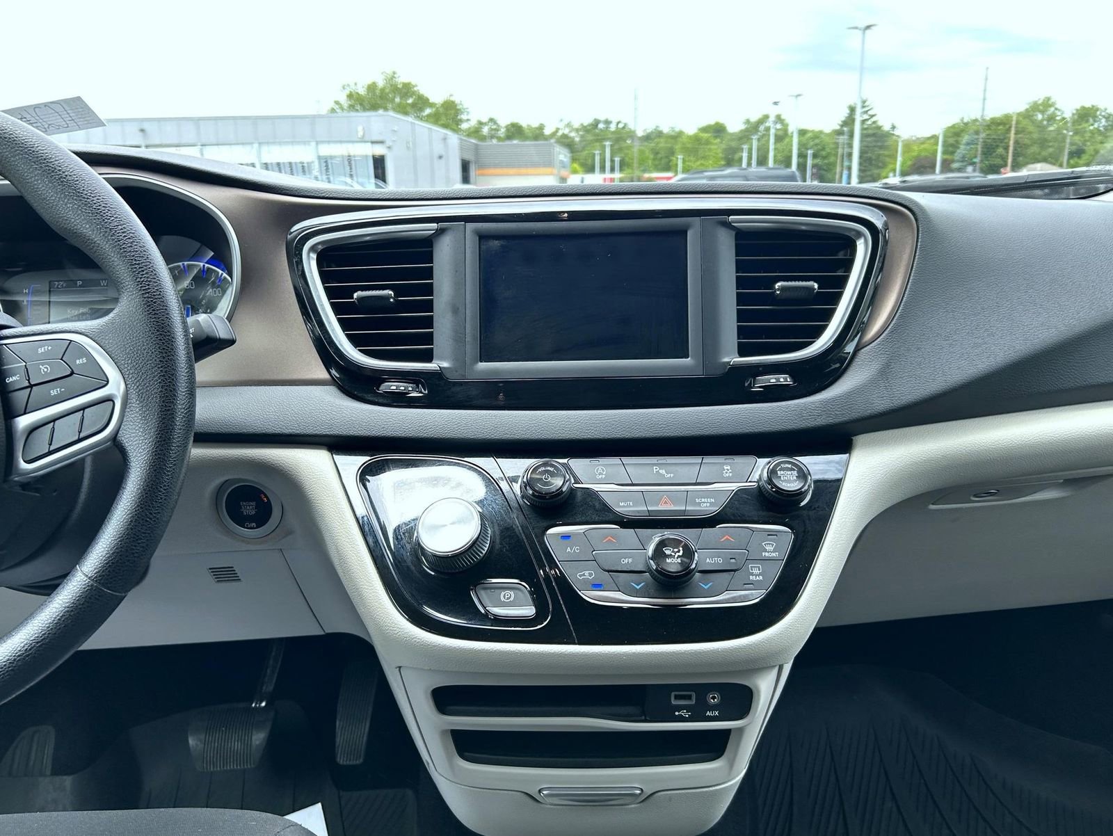 Used 2019 Chrysler Pacifica Touring Plus w/ Tire & Wheel Group FWD image 14