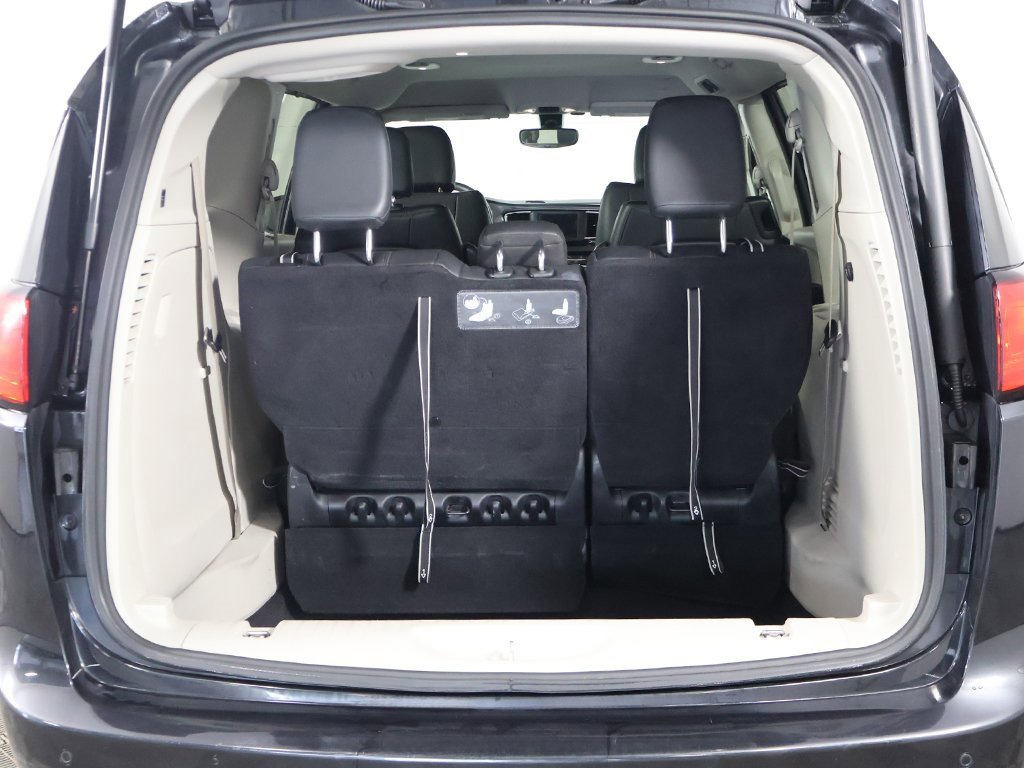 Used 2020 Chrysler Pacifica Touring-L image 18
