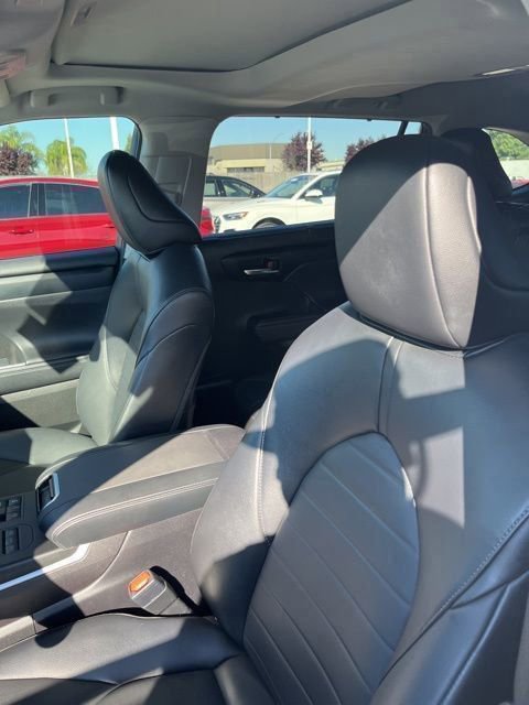 Used 2023 Toyota Highlander XLE image 12