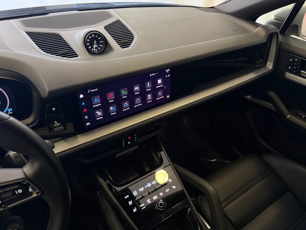 Certified 2024 Porsche Cayenne Coupe AWD/4WD image 18