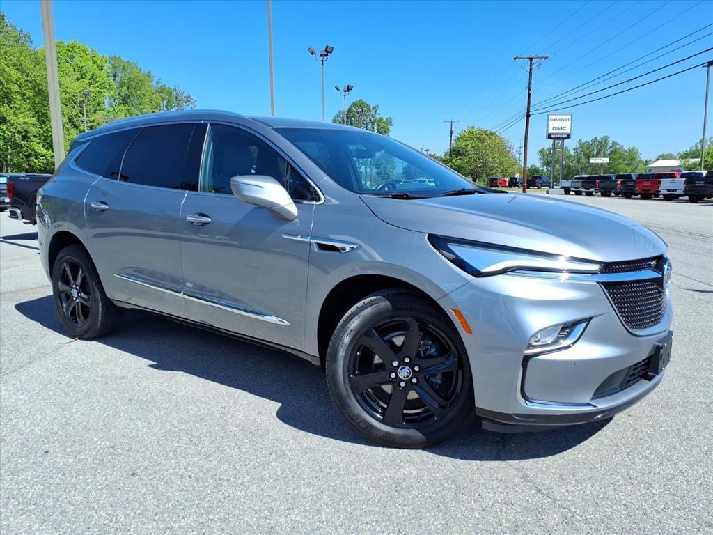 Used 2024 Buick Enclave Essence w/ Sport Touring Edition AWD/4WD image 2