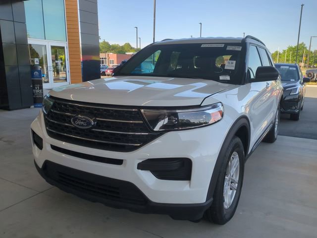 Used 2023 Ford Explorer XLT AWD/4WD image 2