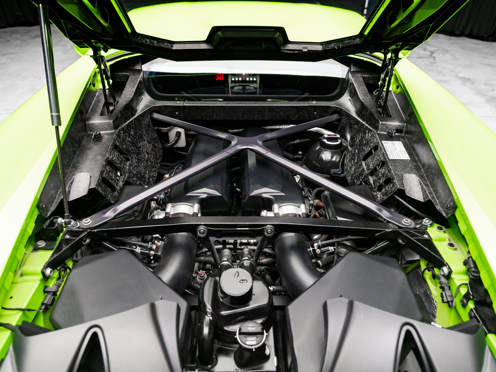 Used 2018 Lamborghini Huracan Performante AWD/4WD image 2