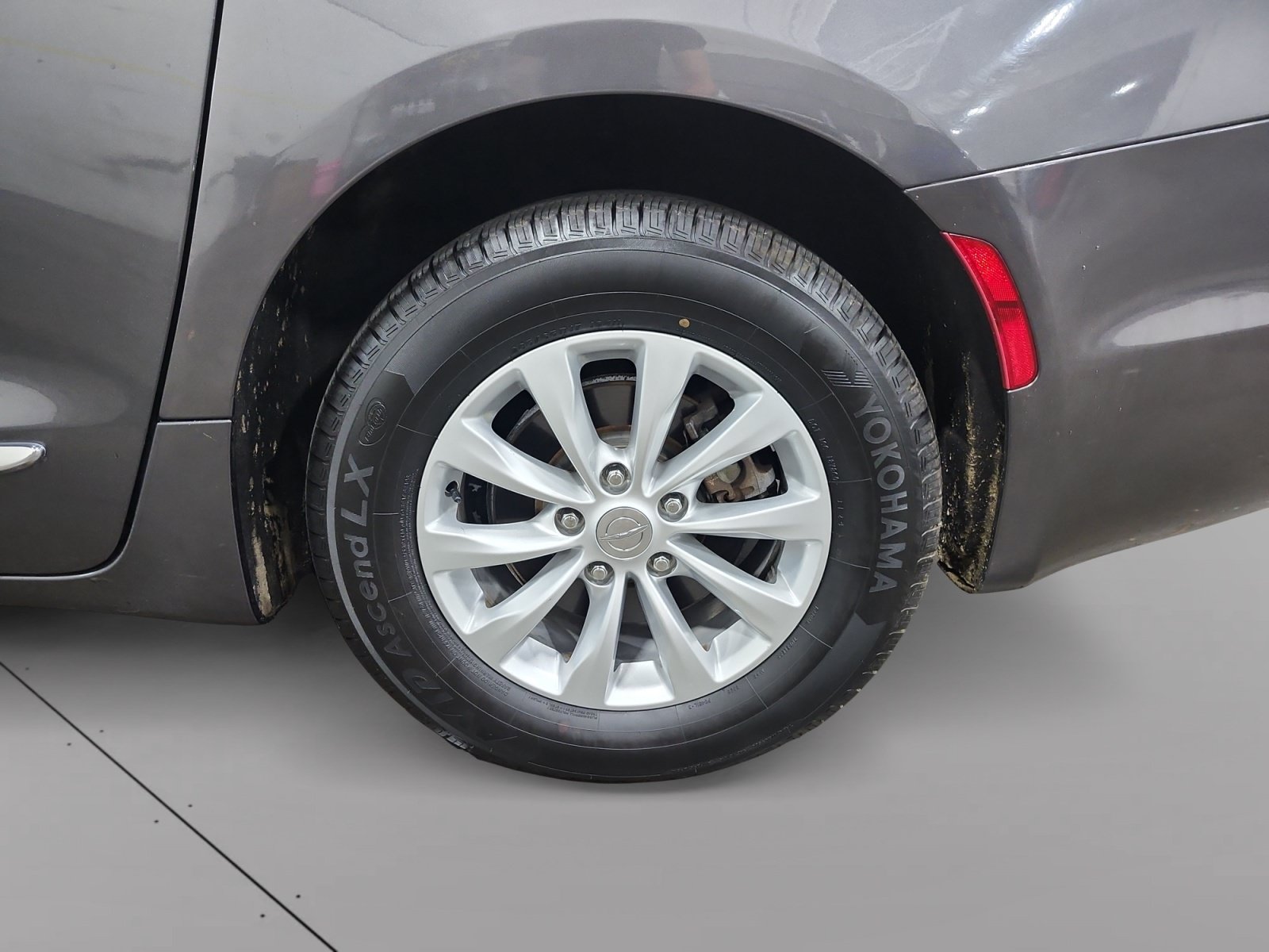 Used 2017 Chrysler Pacifica Touring-L FWD image 15