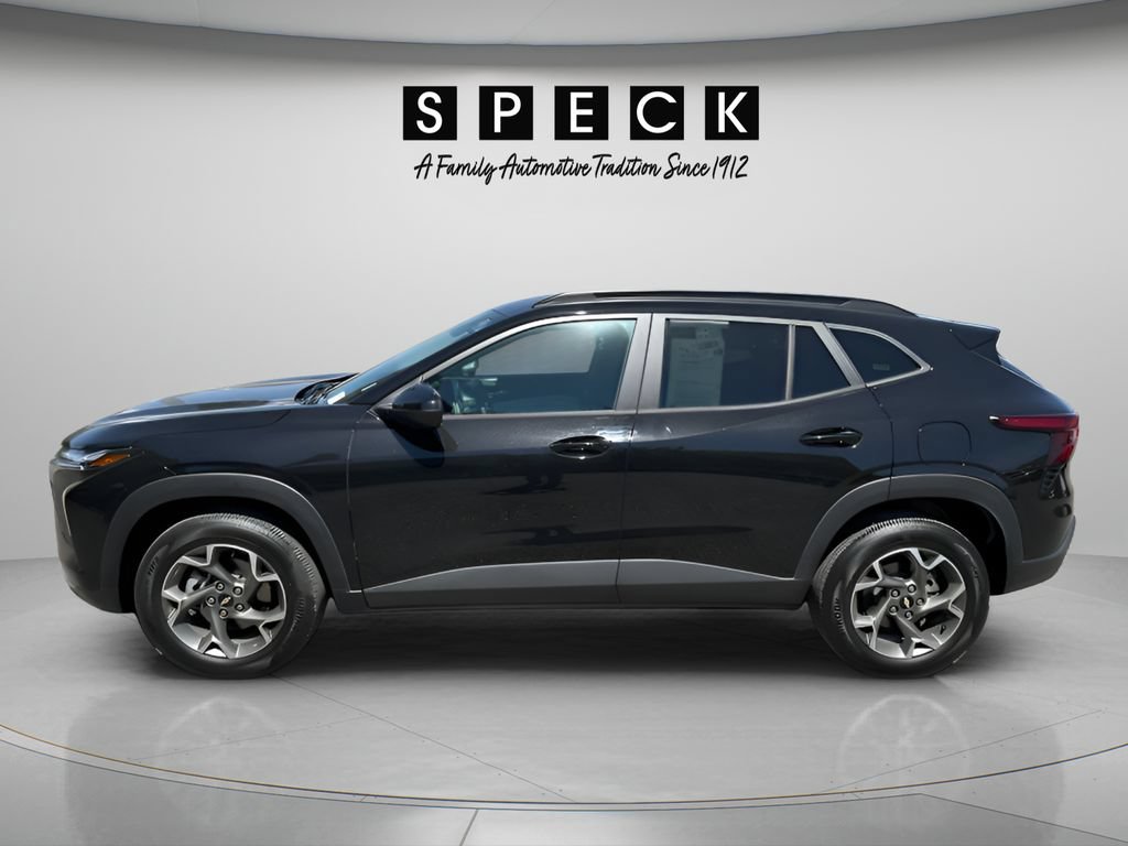 Used 2025 Chevrolet Trax LT w/ LT Convenience Package FWD image 2