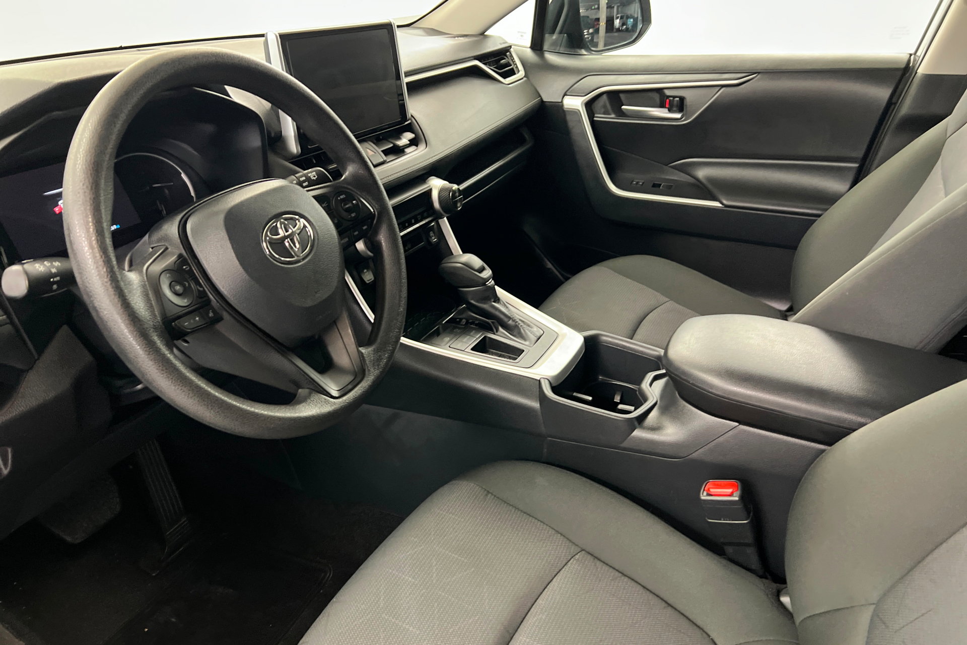 Used 2025 Toyota RAV4 XLE FWD image 16