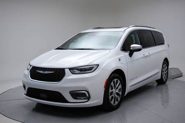 Used 2025 Chrysler Pacifica Pinnacle image 1