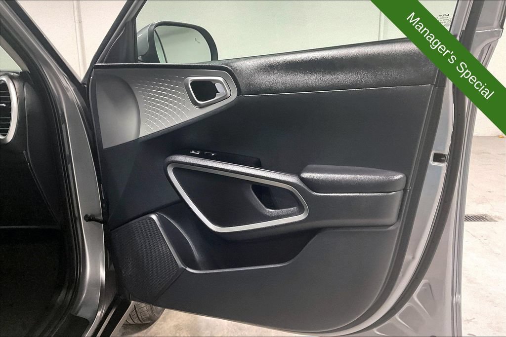 Used 2025 Kia Soul LX w/ LX Technology Package FWD image 22