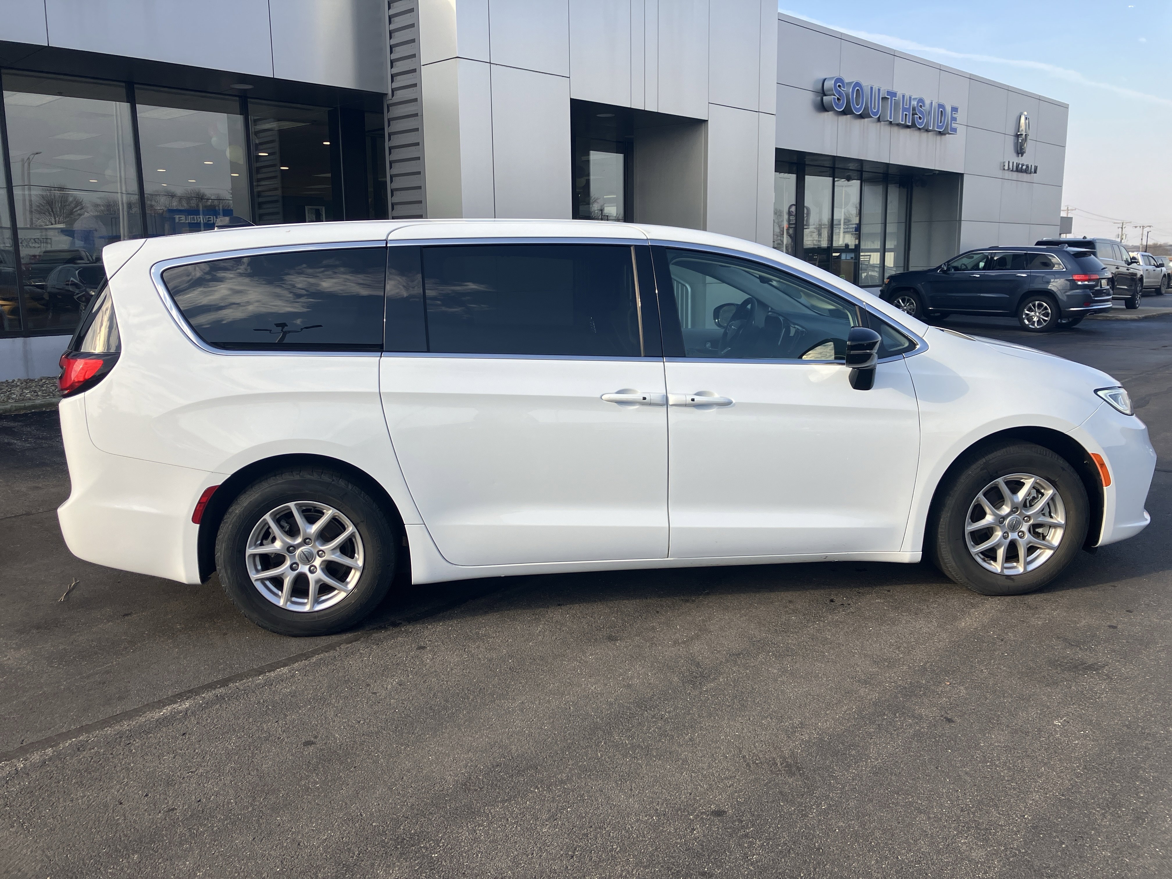 Used 2024 Chrysler Pacifica Touring-L image 8