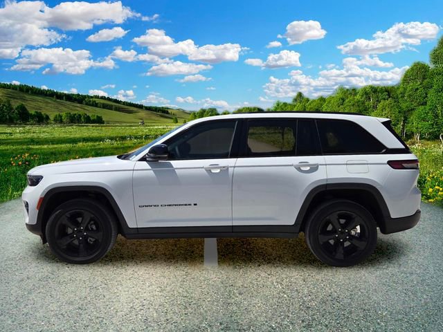 Used 2023 Jeep Grand Cherokee Altitude AWD/4WD image 3