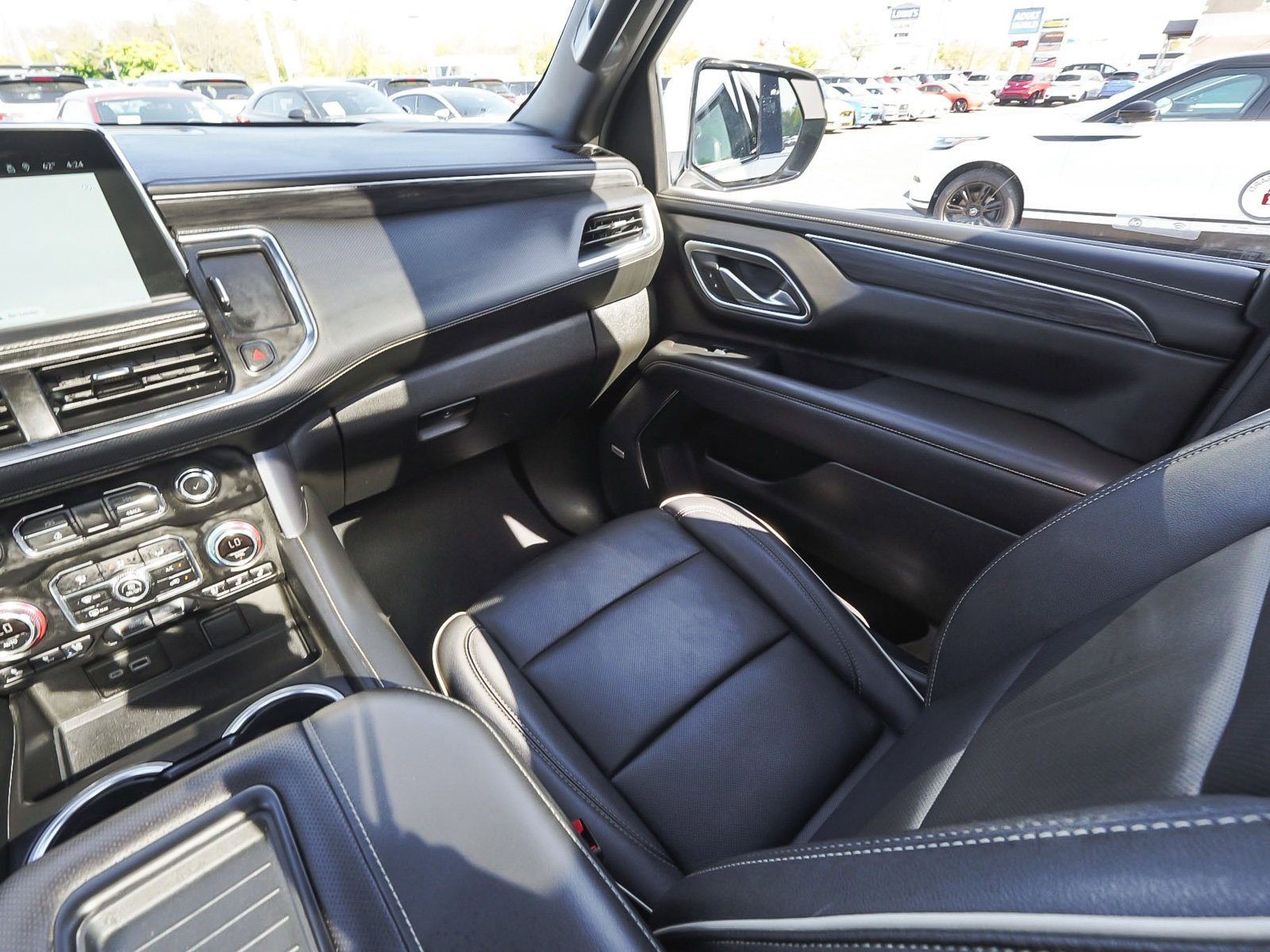 Used 2024 GMC Yukon SLT w/ SLT Luxury Package AWD/4WD image 47