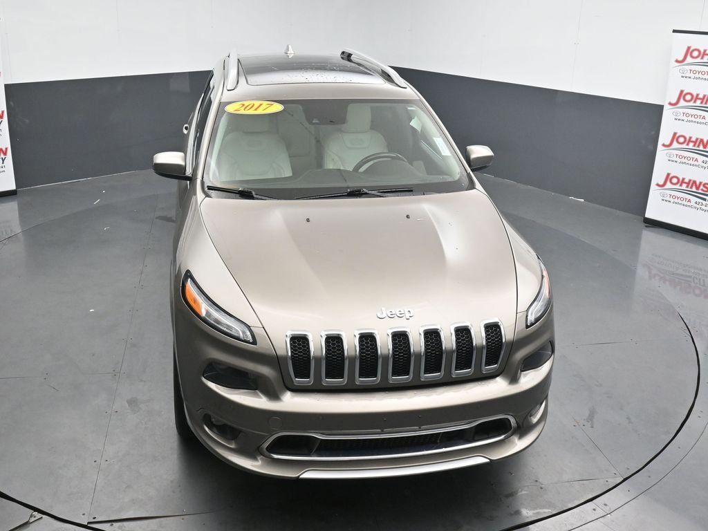 Used 2017 Jeep Cherokee Overland w/ Technology Group AWD/4WD image 26