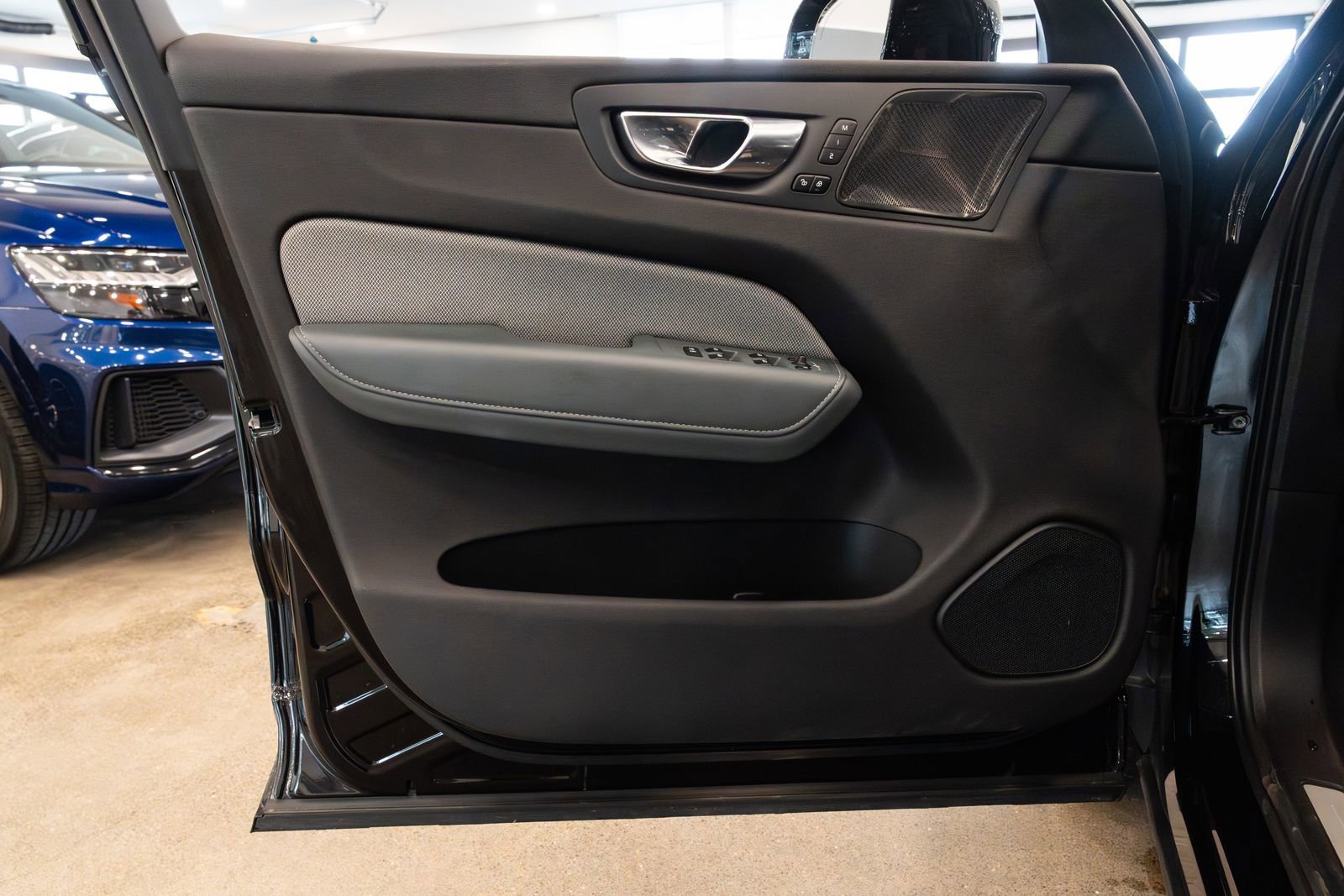 Used 2021 Volvo XC60 T8 R-Design w/ Advanced Package AWD/4WD image 17