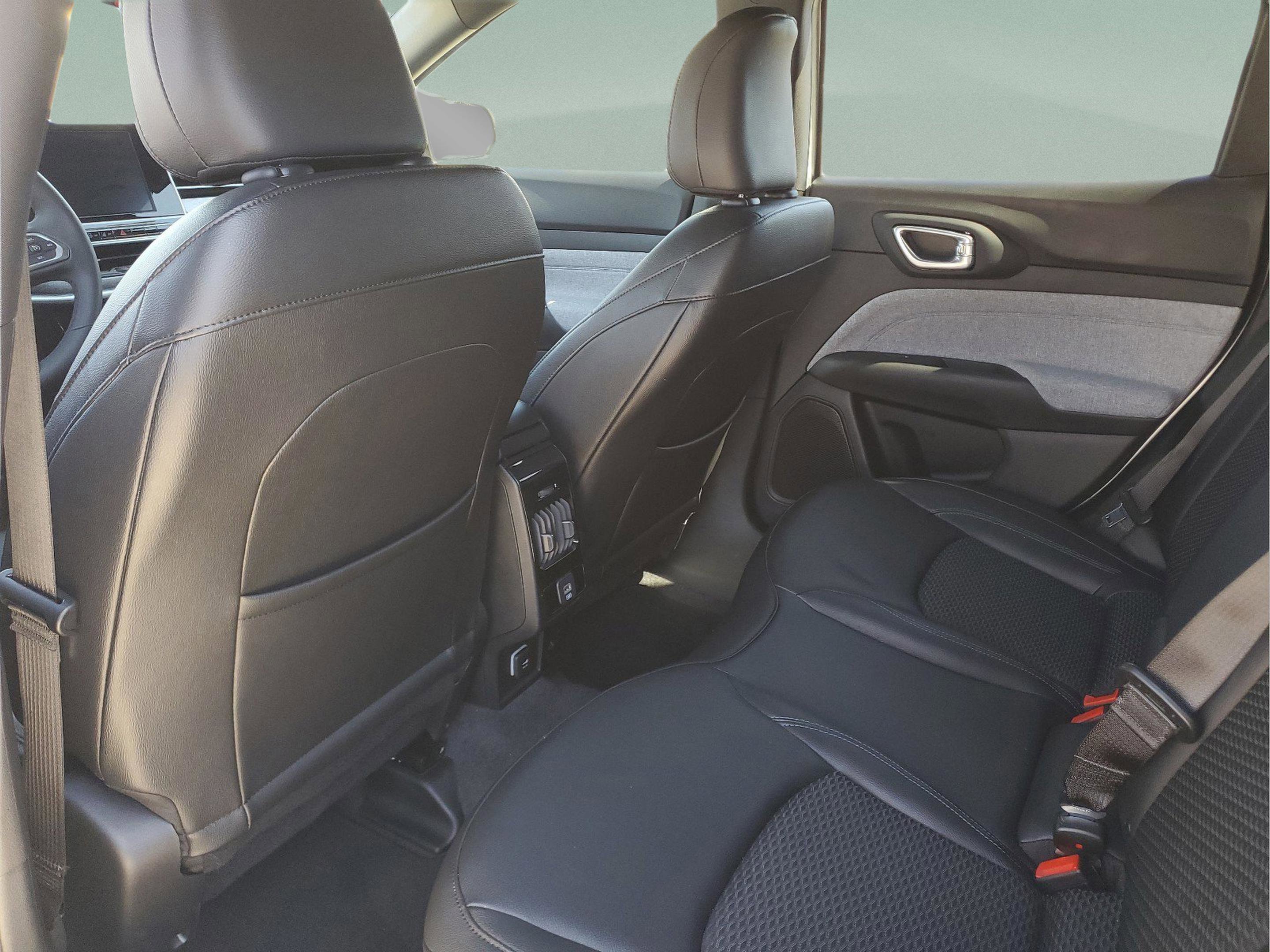 Used 2025 Jeep Compass Latitude AWD/4WD image 5