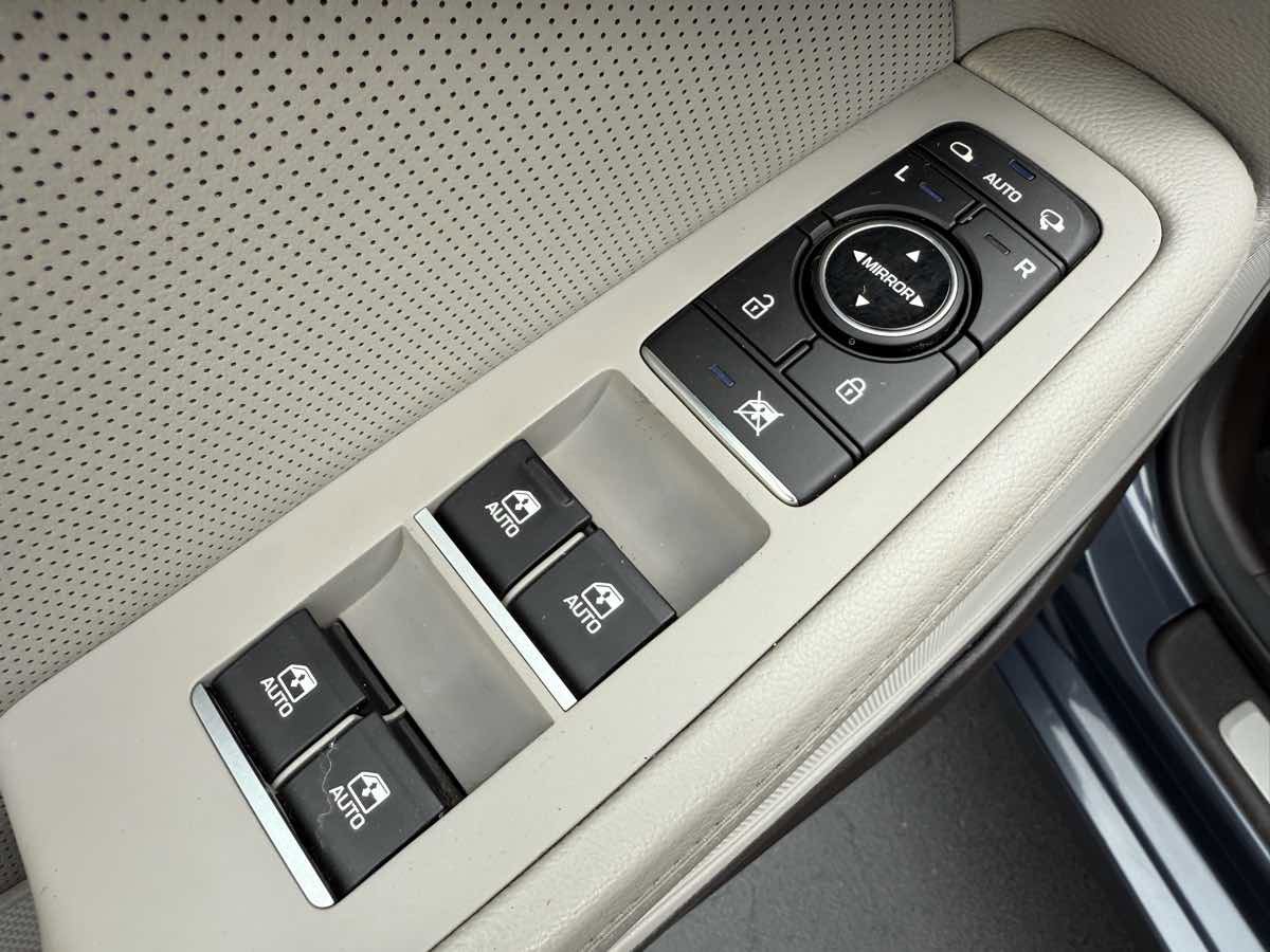 Used 2017 Genesis G80 3.8 image 31