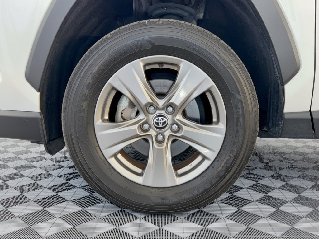 Used 2023 Toyota RAV4 LE AWD/4WD image 13