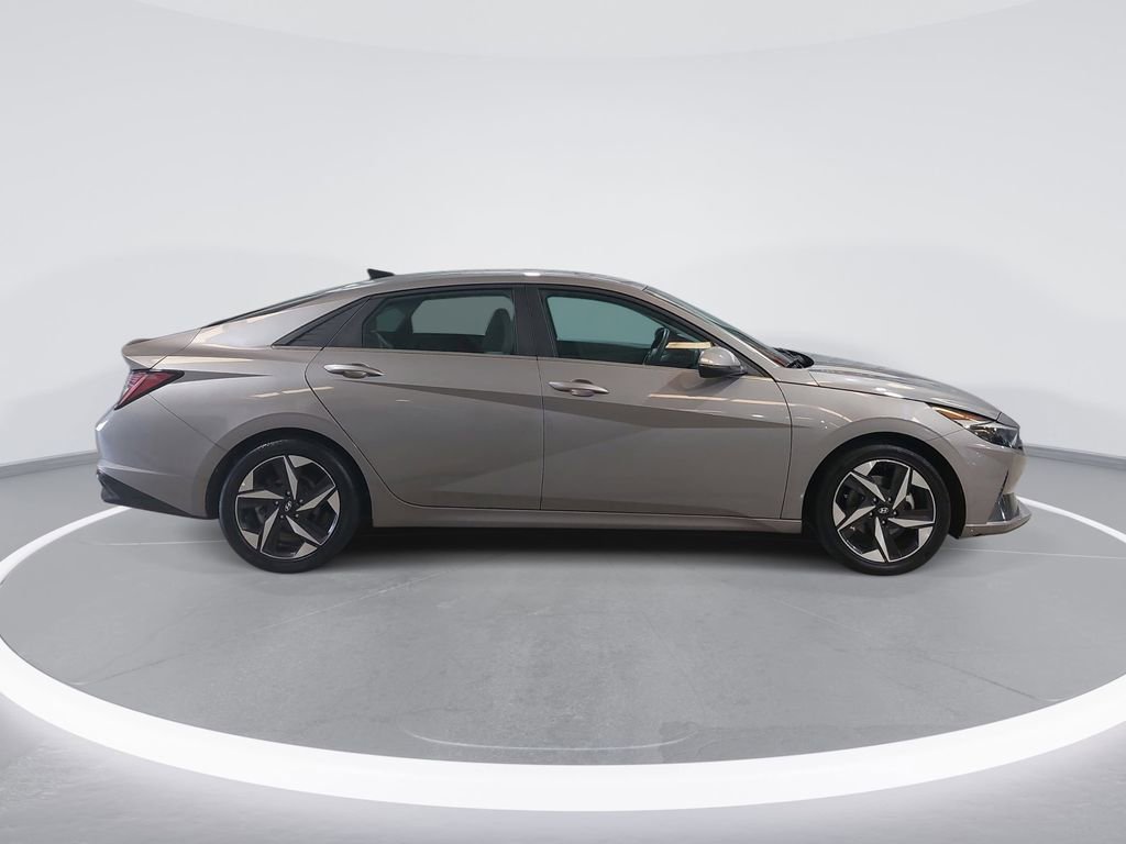 Used 2022 Hyundai Elantra Limited FWD image 4