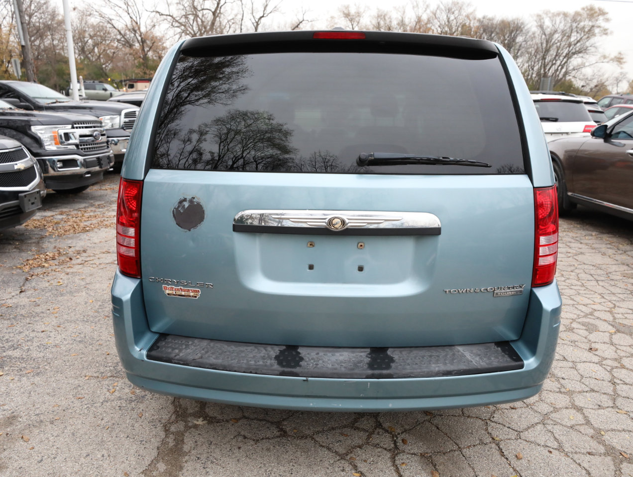 Used 2010 Chrysler Town & Country Touring image 7