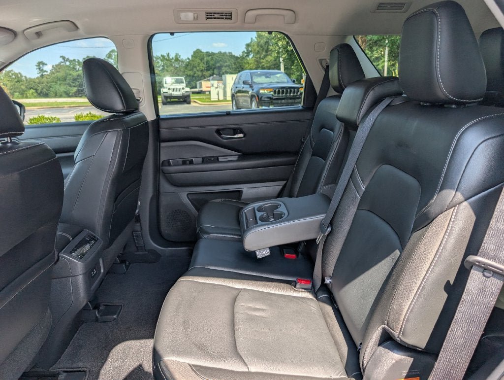 Used 2023 Nissan Pathfinder SL w/ Lighting Package (N92) FWD image 35