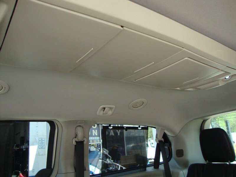 Used 2015 Chrysler Town & Country Touring w/ Driver Convenience Group image 10