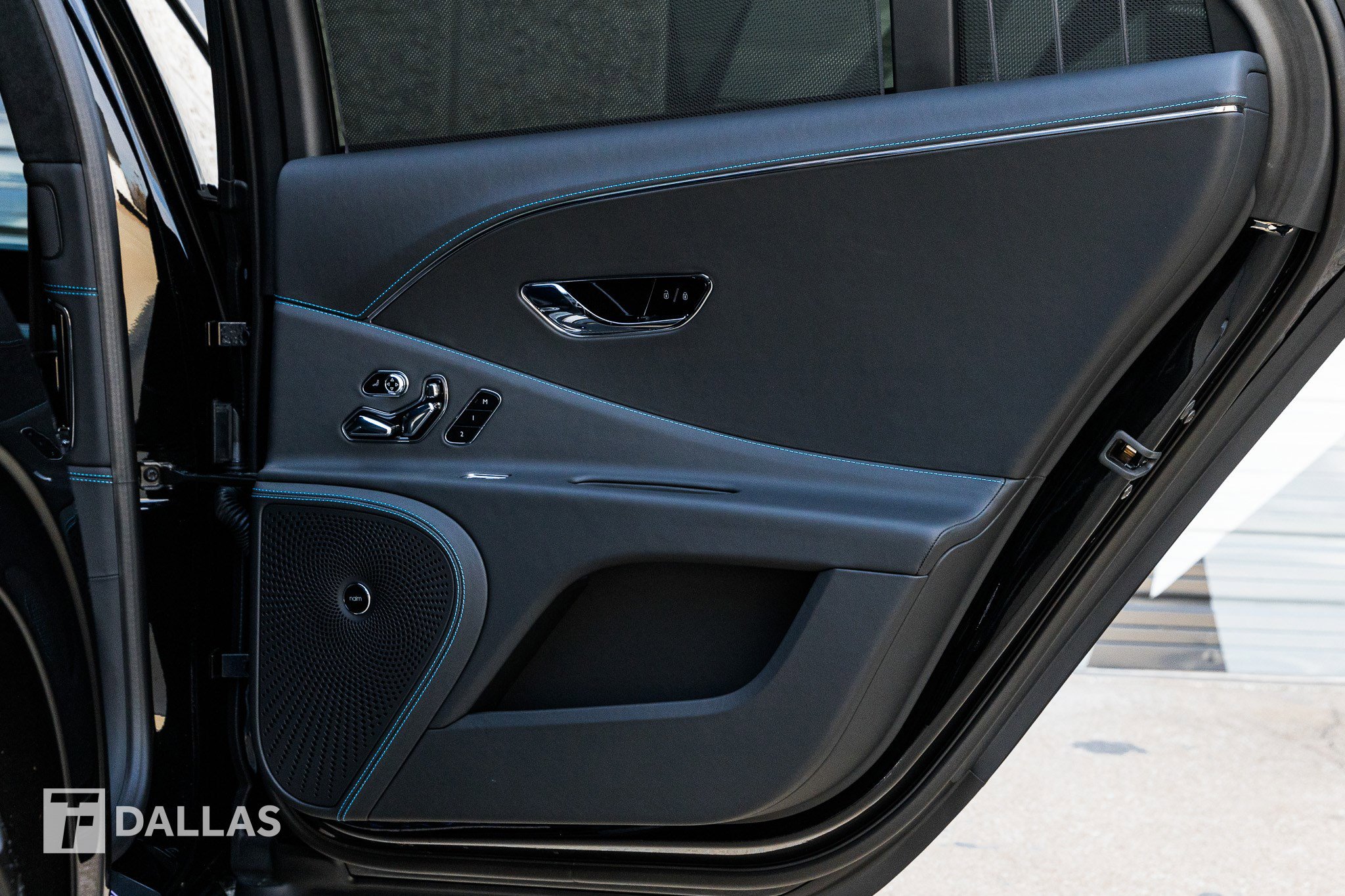 Used 2024 Bentley Flying Spur V8 image 35