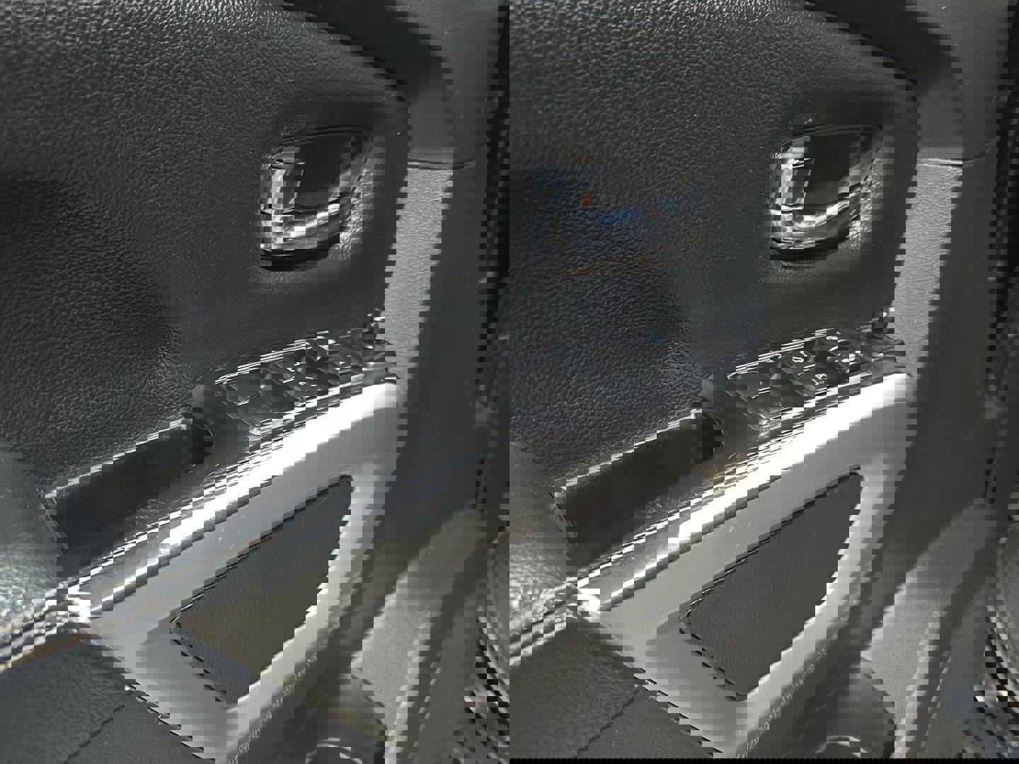 Used 2016 Nissan Titan PRO-4X image 9