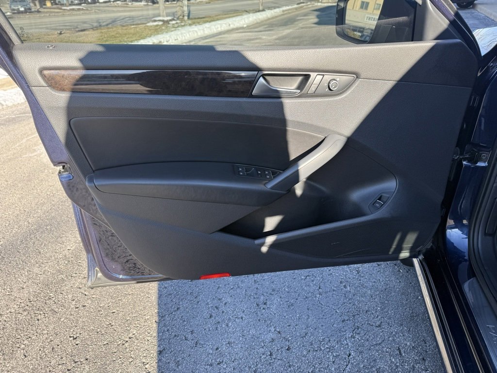 Used 2015 Volkswagen Passat TDI SEL Premium image 15