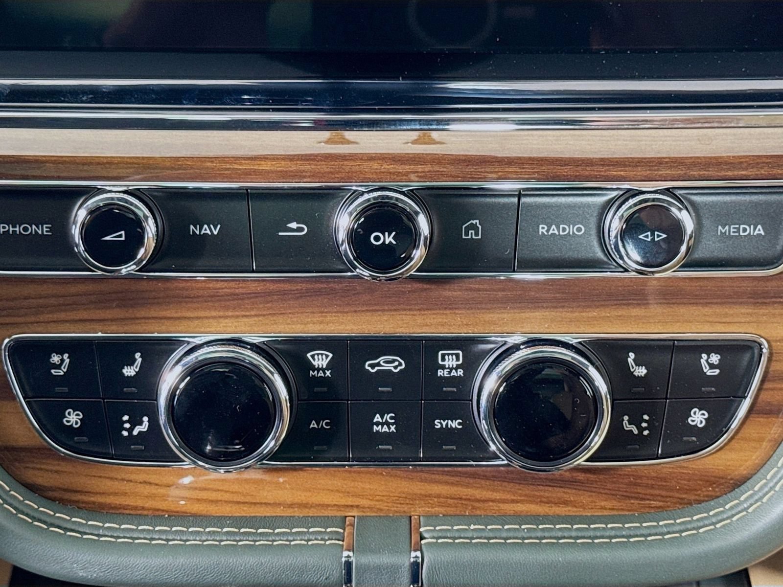 Certified 2025 Bentley Bentayga AWD/4WD image 20