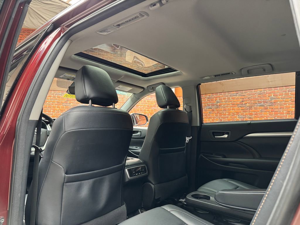 Used 2018 Toyota Highlander XLE image 3